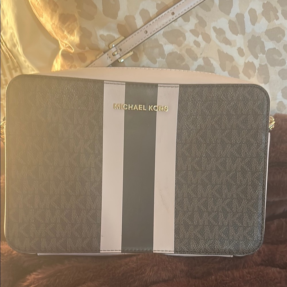 Michael Kors Black and White Messenger Bag Sleek Design